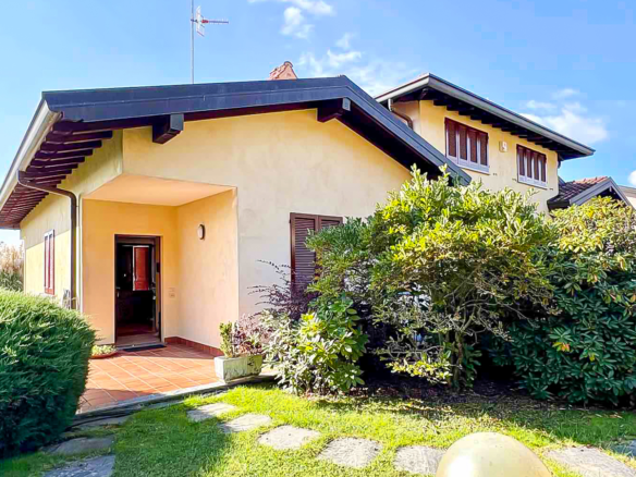 Stort dobbelthus med have i Bizzarone, Como