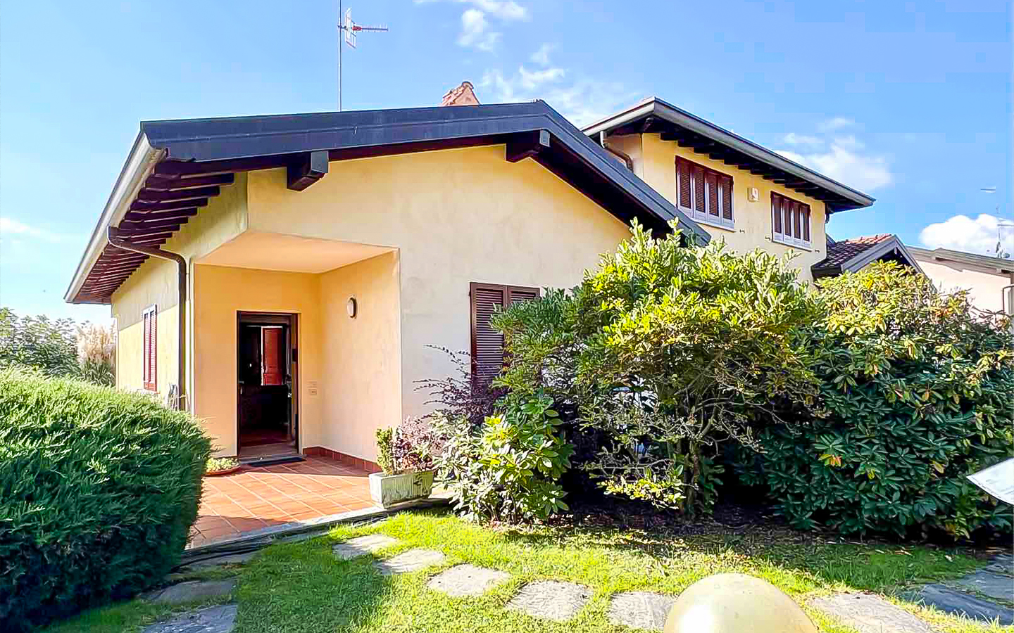 Stort dobbelthus med have i Bizzarone, Como