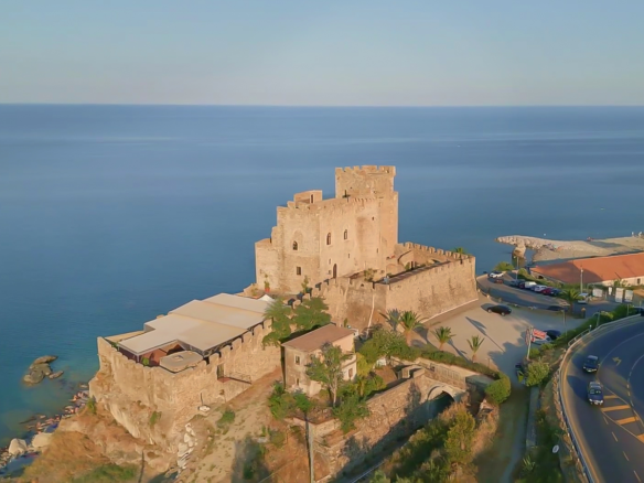 YI 1 Prestigefyldt historisk bolig med privat strandadgang i Roseto Capo Sulico, Calabrien