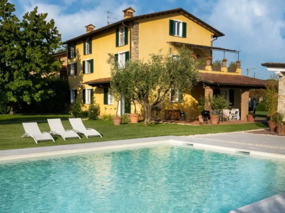 IB 797 Villa med pool og udhus i Pietrasanta (0)