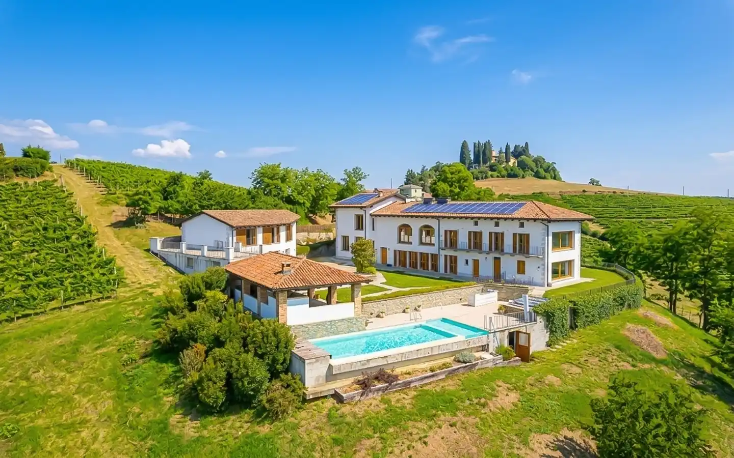 Великолепный отреставрированный фермерский дом с виноградниками на холмах Монферрато