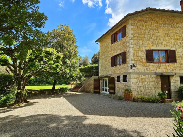 IB 803 Huvila puutarhalla ja uima-altaalla Cetonassa (1)