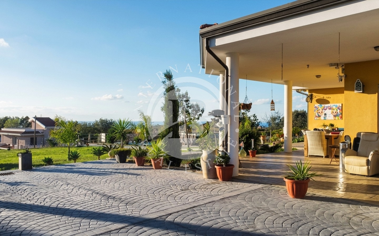 Upouusi omakotitalo uima-altaalla myytävänä muutaman kilometrin päässä Tropeasta