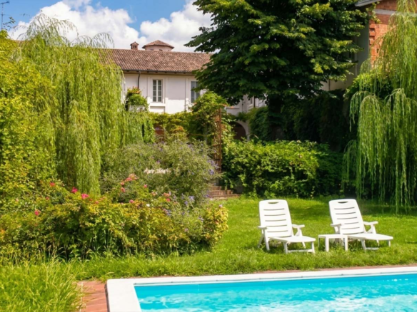 Herregård fra det 14. århundrede med verandaer og privat have