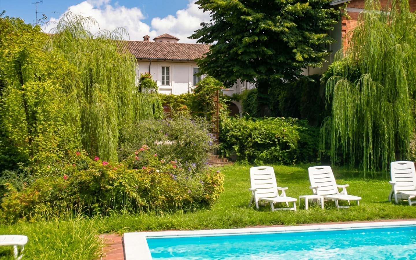 Herregård fra det 14. århundrede med verandaer og privat have