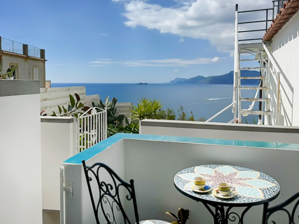 Престижный дом с видом на Капри и Фаральони в самом сердце Амальфитанского побережья, Праяно