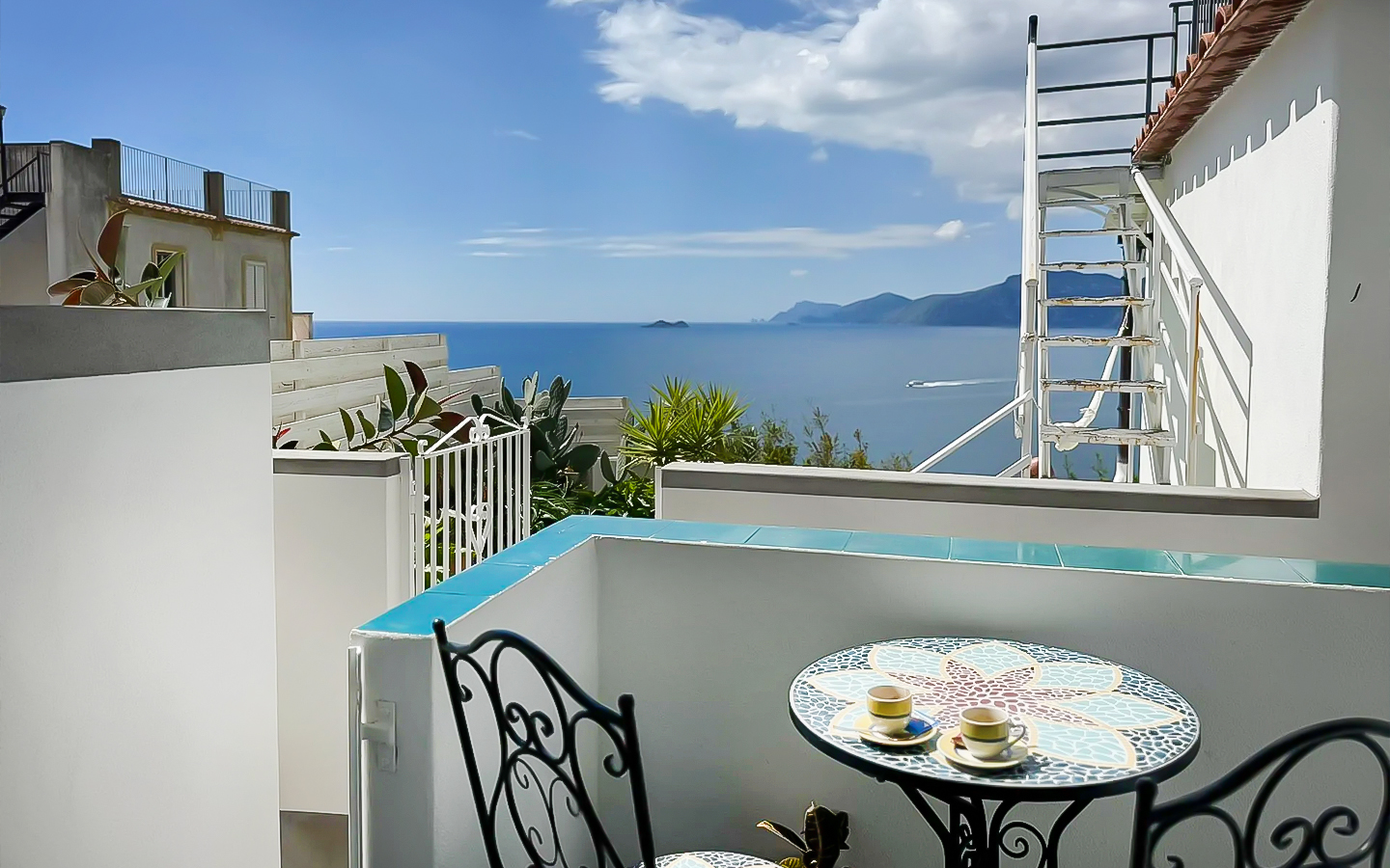 Престижный дом с видом на Капри и Фаральони в самом сердце Амальфитанского побережья, Праяно