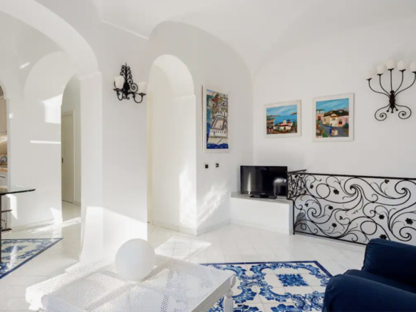 Элегантная светлая квартира с балконом в самом сердце Капри