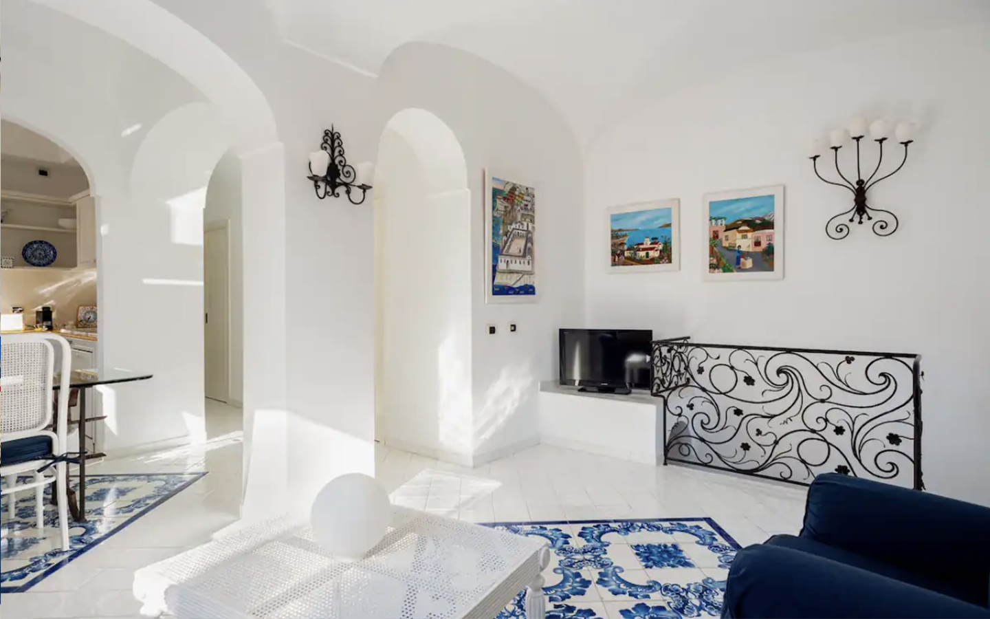 Элегантная светлая квартира с балконом в самом сердце Капри