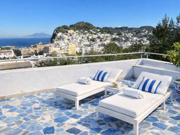 Типичная вилла на Капри с видом на море и зависимостью, Капри