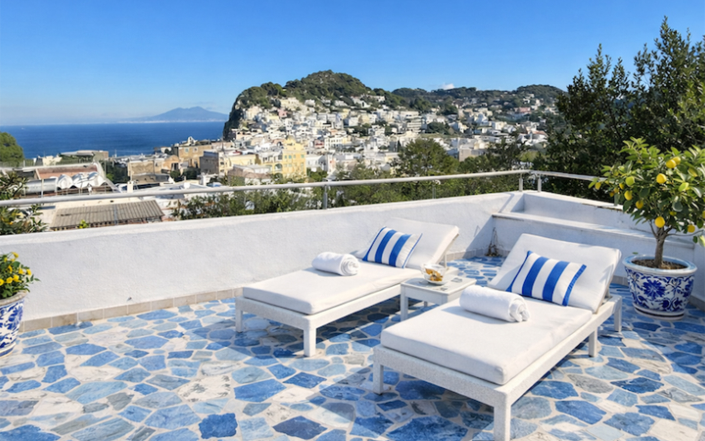 Типичная вилла на Капри с видом на море и зависимостью, Капри