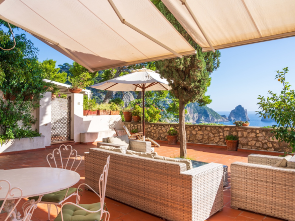Квартира с панорамной террасой с видом на Фаральони и парковочным местом, Капри