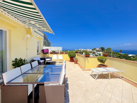 Светлые панорамные апартаменты с террасой с видом на море, полуостров Сорренто и Неаполитанский залив