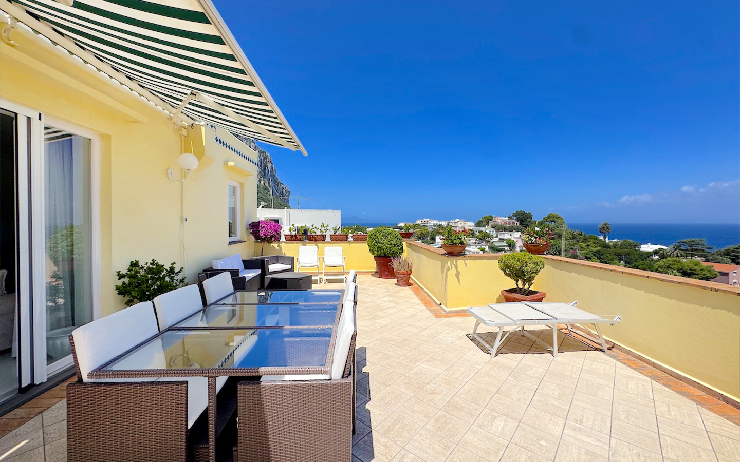 Светлые панорамные апартаменты с террасой с видом на море, полуостров Сорренто и Неаполитанский залив