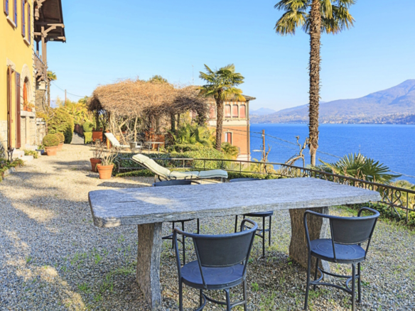 Hienostunut jugendtyylinen huvila, josta on upeat näkymät Maggiore-järvelle.