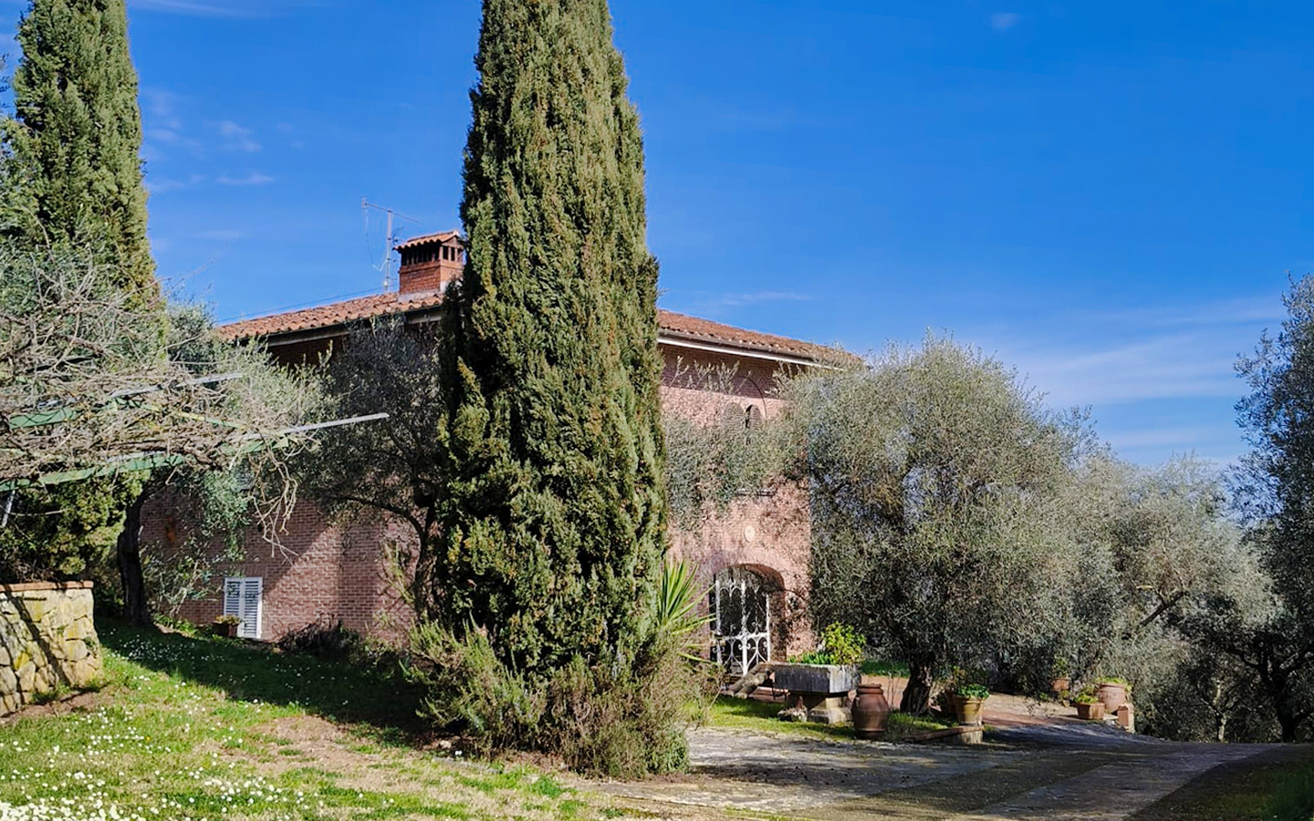 Панорамная вилла на холмах Лукки с оливковой рощей и видом на город